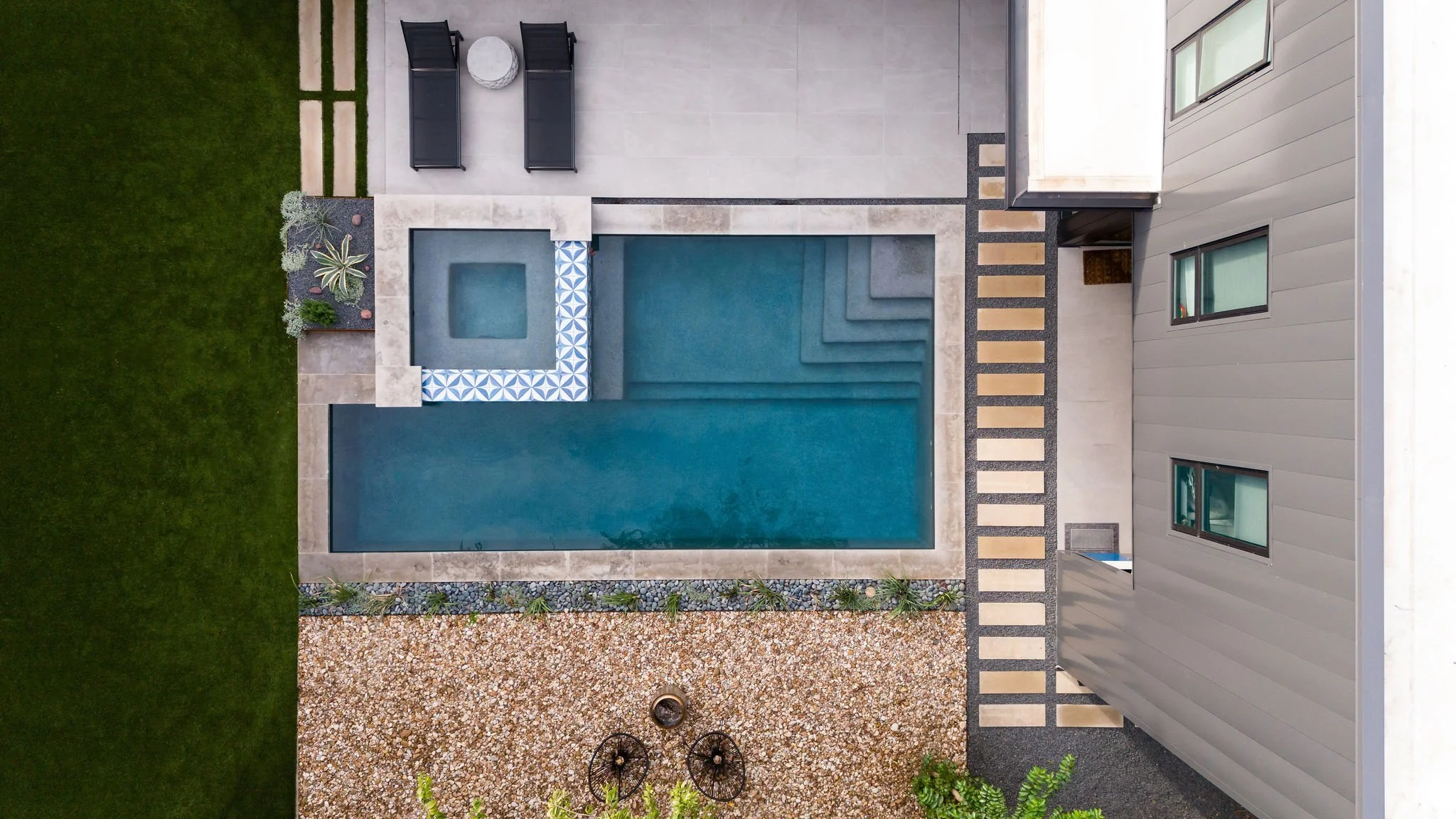 Small plunge pool with tanning ledge in an Austin courtyard